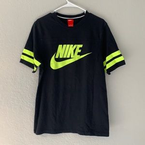 Great Nike tee!  Size med